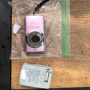 Canon camera. Works great, I never use it that’s why I’m selling it.